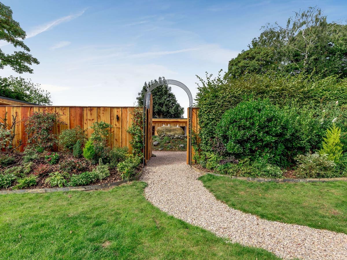 The Secret Garden - Fioled in Llagadfan, Welshpool | Hoseasons
