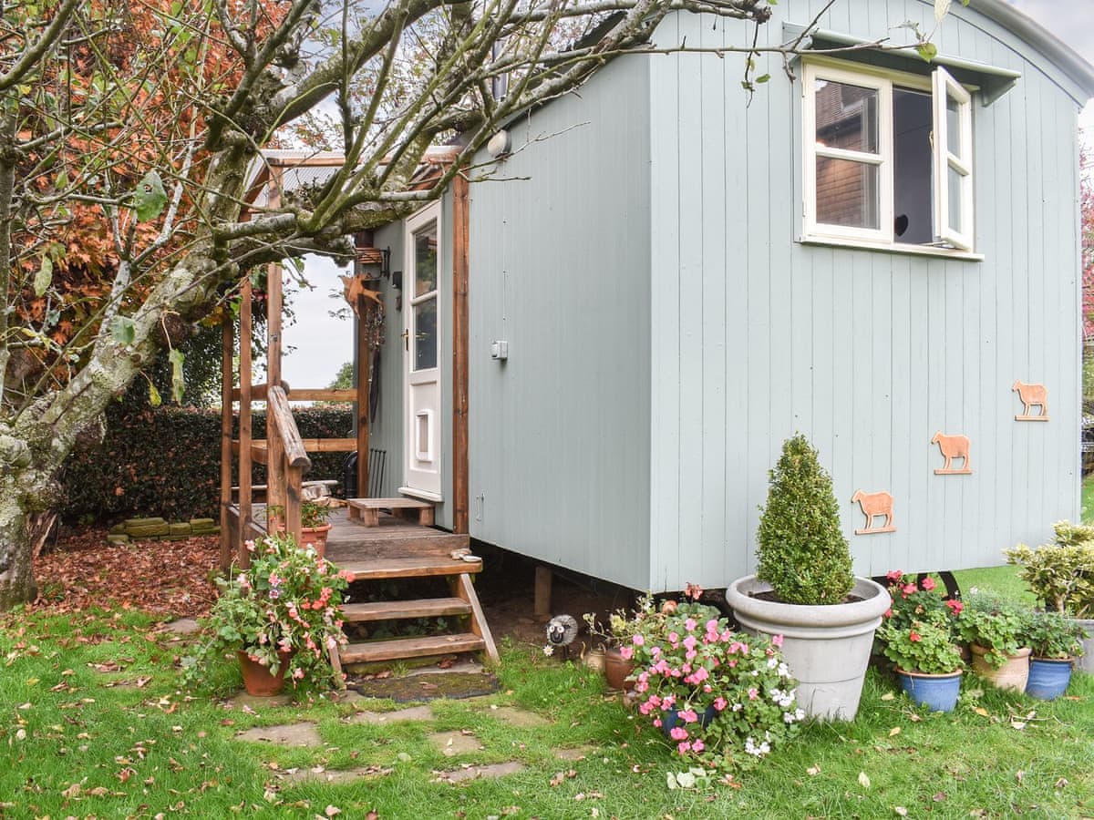 Farmhouse Garden Shepherds Hut near Leith Hill