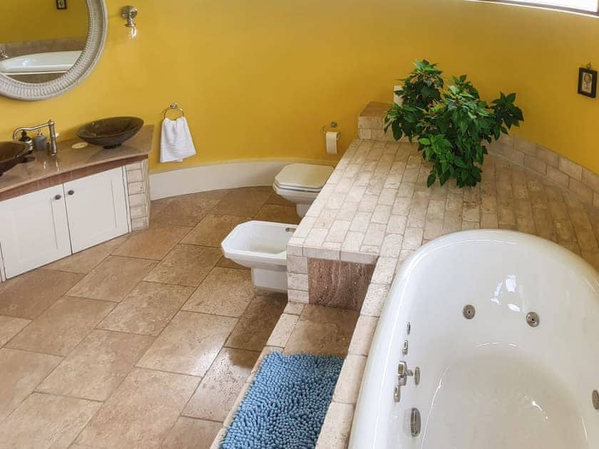 Bathroom | The Oast House - Otium Wine Estate, Alton