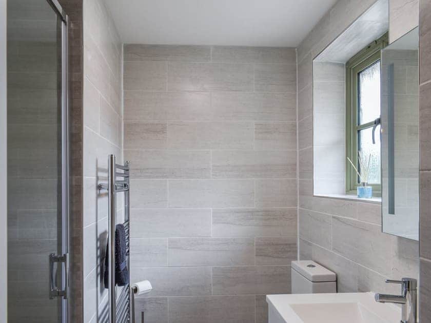 En-suite | Meadowside Lodges- Hobby Lodge - Meadowside Lodges, St Columb, near Padstow