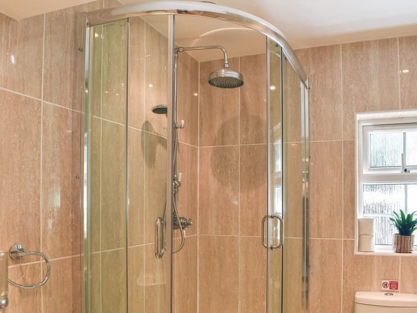 Shower room | Woodland Retreat, Polbrock, Washaway