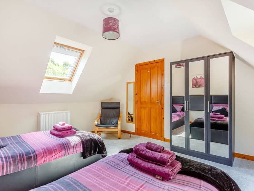 Twin bedroom | Glen View of Enrick House, Balnain near Drumnadrochit