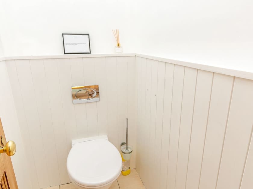 Separate toilet | Summer House, Sandilands