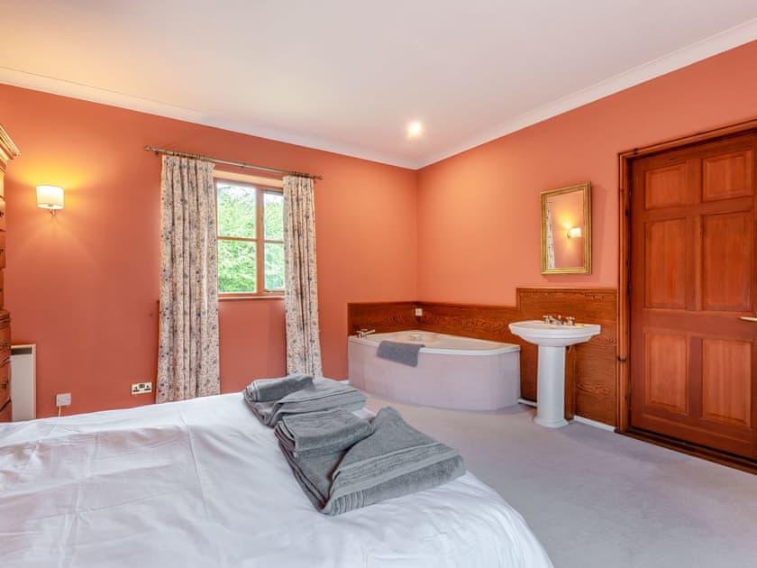 Master bedroom | Cwmfron House, Tylwch