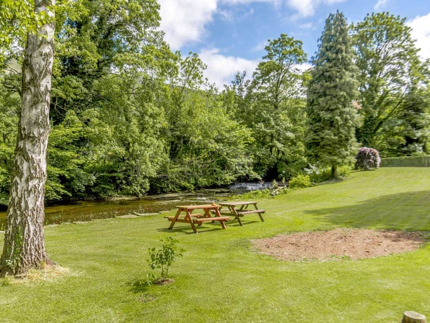 Garden and grounds | Stable Cottage - The Grange, West Burton, near Leyburn