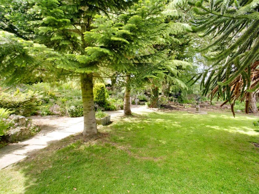 Garden and grounds | Carriage House - The Grange, West Burton, near Leyburn
