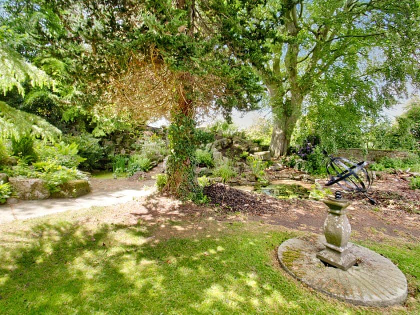 Garden and grounds | Carriage House - The Grange, West Burton, near Leyburn