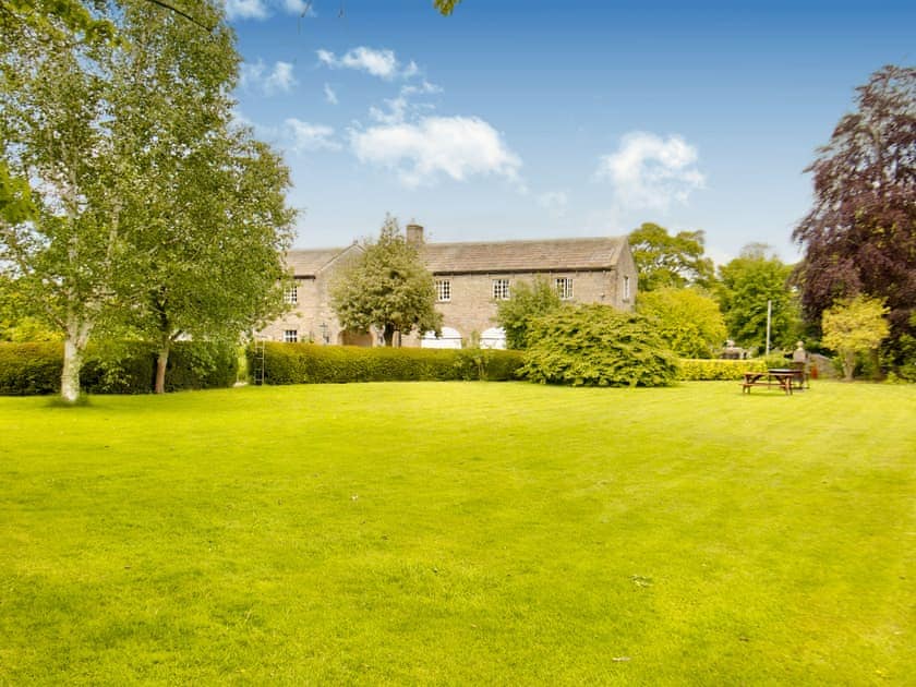 Garden and grounds | Carriage House - The Grange, West Burton, near Leyburn