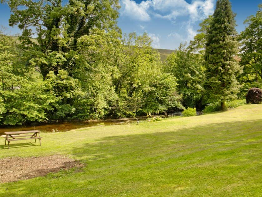 Garden and grounds | Carriage House - The Grange, West Burton, near Leyburn