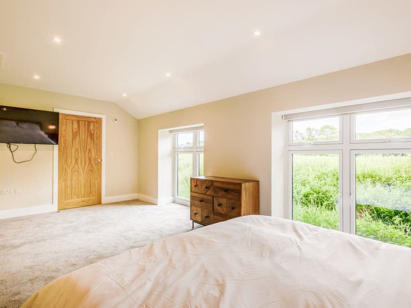 Master bedroom | The Gallery Barn - Canal View House and The Gallery Barn, Swafield