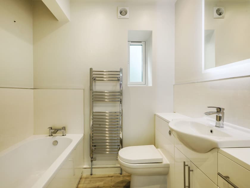 Bathroom | The Gallery Barn - Canal View House and The Gallery Barn, Swafield