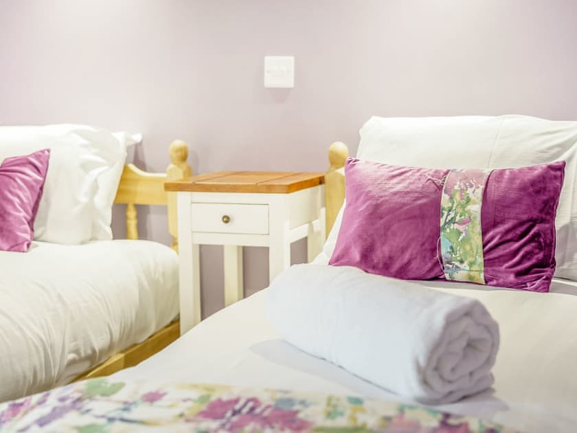 Twin bedroom | Duck Island Cottage, Ringwood
