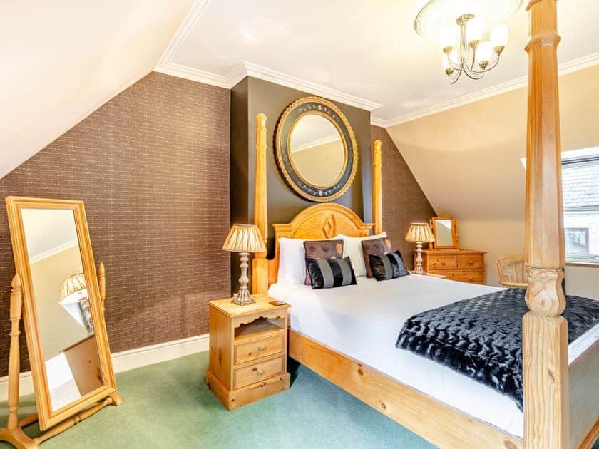 Four Poster bedroom | Rose Cottage - Courtyard Cottages, Inverness