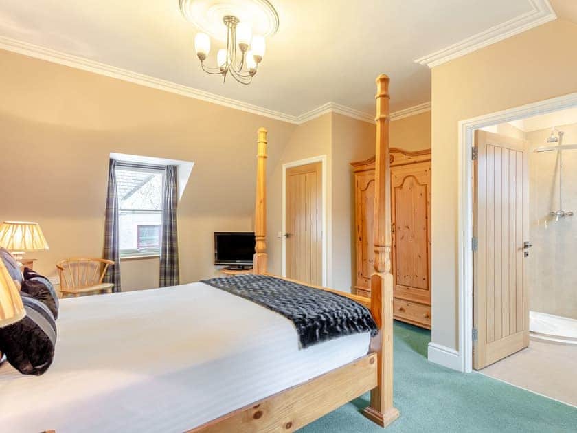 Four Poster bedroom | Rose Cottage - Courtyard Cottages, Inverness