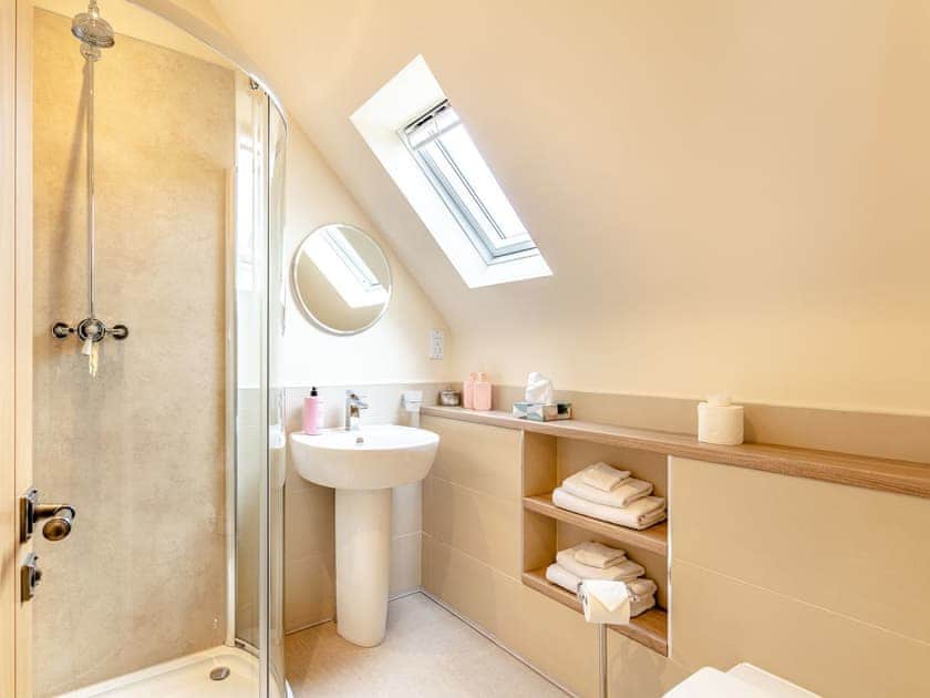 En-suite | Rose Cottage - Courtyard Cottages, Inverness