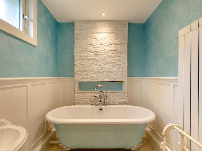 Bathroom | Rose Cottage - Courtyard Cottages, Inverness