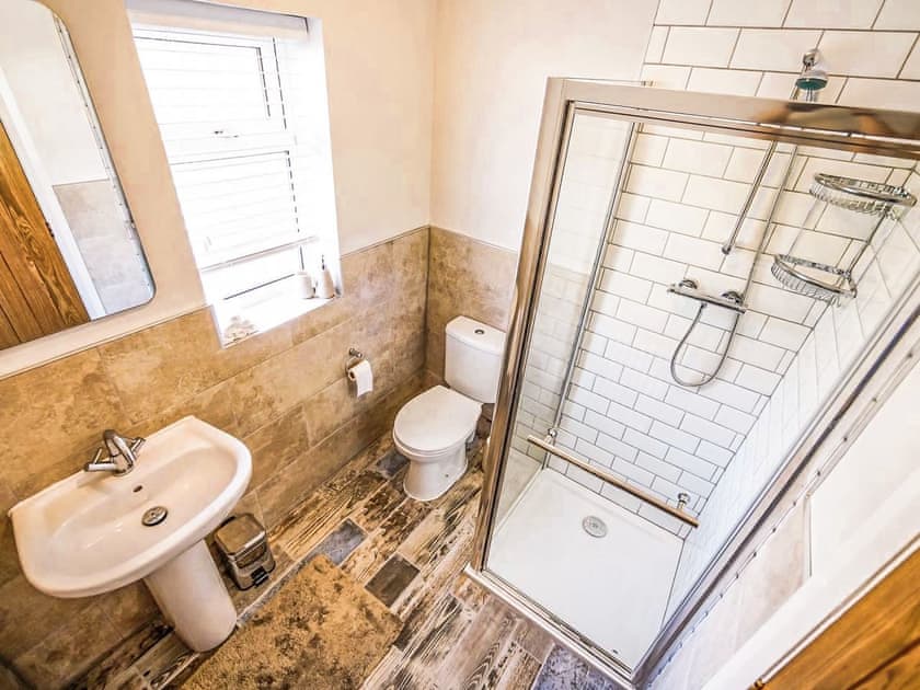 Bathroom | Godre’r Coed, Trevor