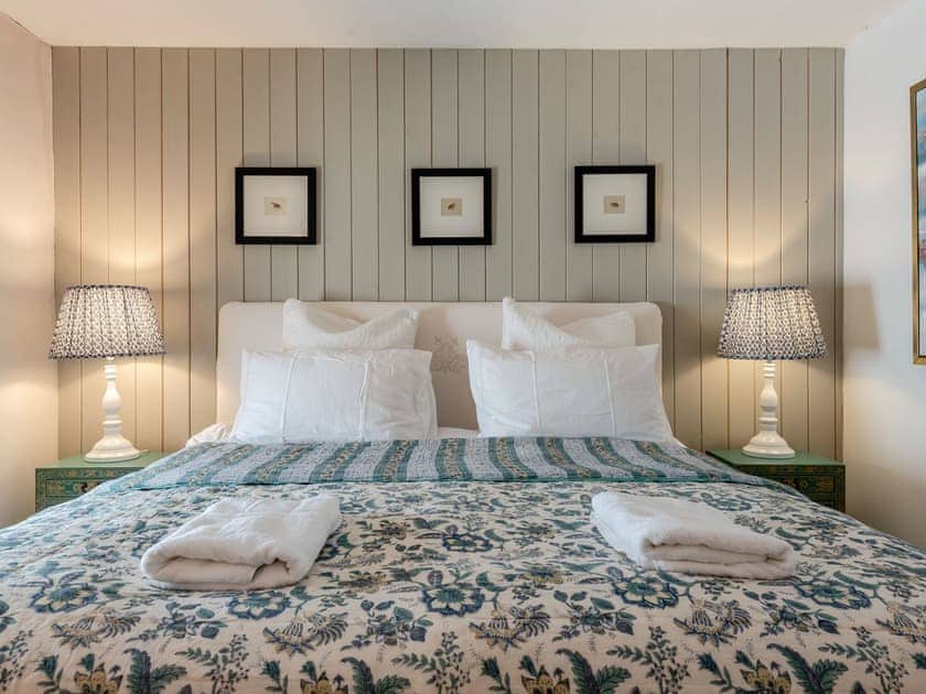 Double bedroom | The Barn, Shipton Under Wychwood