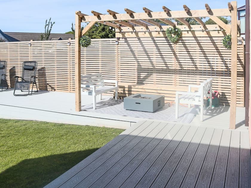 Decking | Llwyn Ysgaw, Cemaes