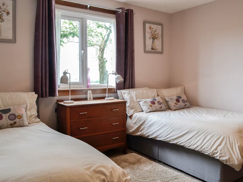 Twin bedroom | High Threave Cottage, Newton Stewart