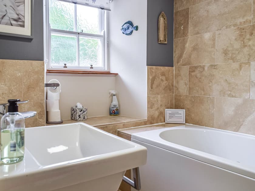 Bathroom | The Thatched Cottage, Ladybank, near St Andrews and Collessie