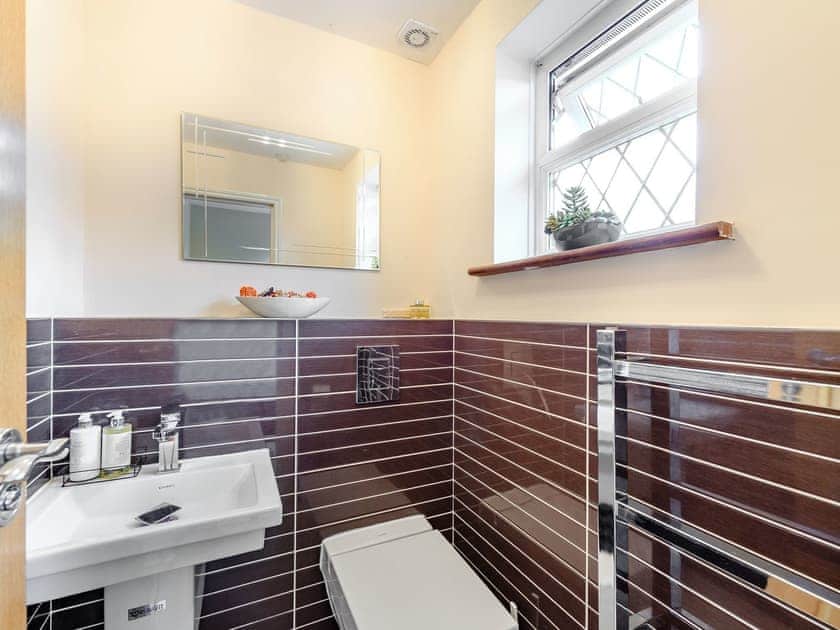Separate bathroom | Farm Way, Northwood, near London