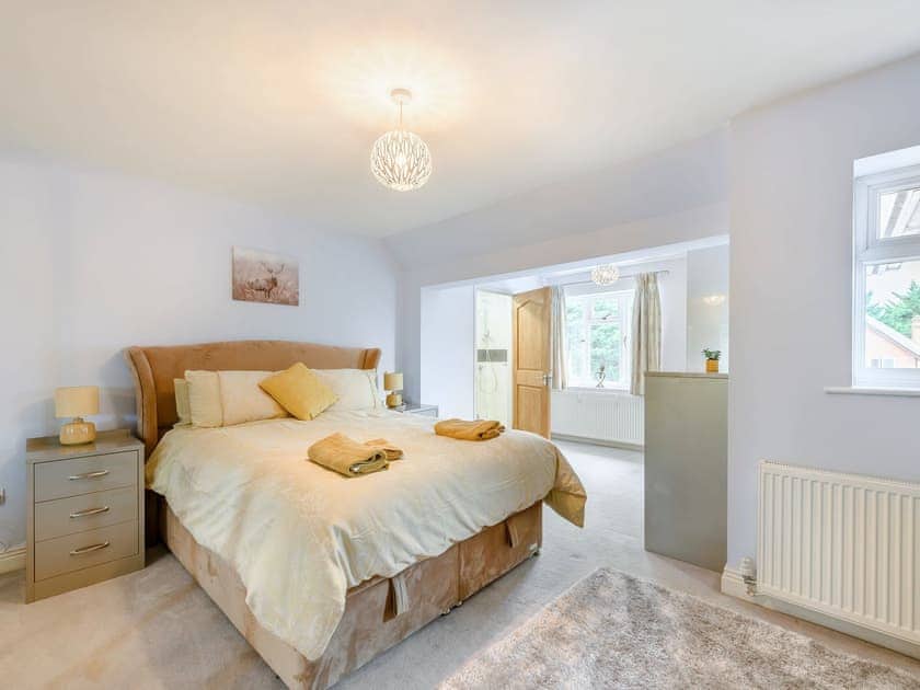 Double bedroom | Farm Way, Northwood, near London