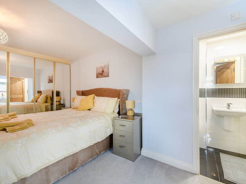 Double bedroom | Farm Way, Northwood, near London