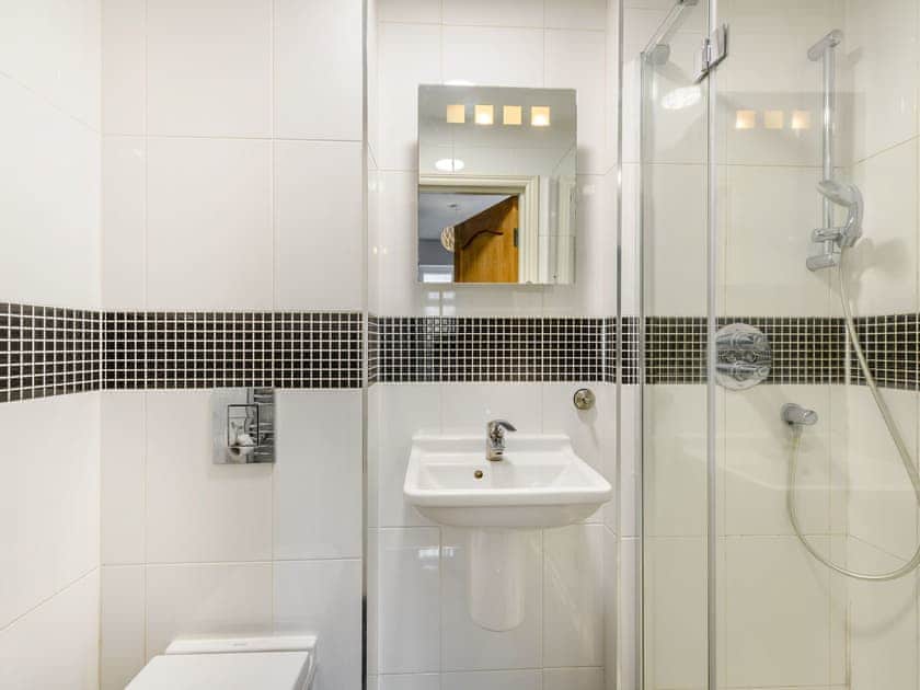 En-suite | Farm Way, Northwood, near London
