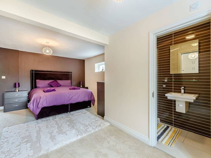 Double bedroom | Farm Way, Northwood, near London