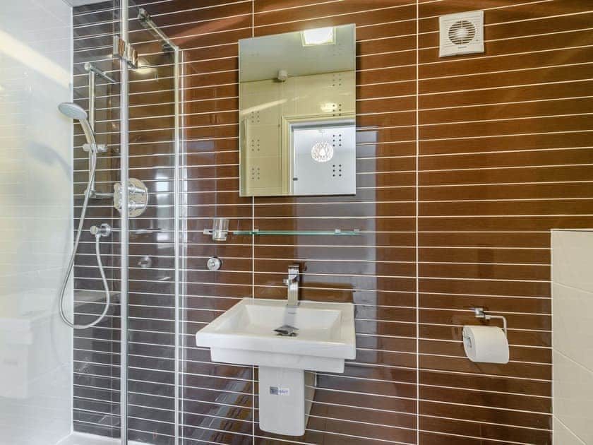 En-suite | Farm Way, Northwood, near London