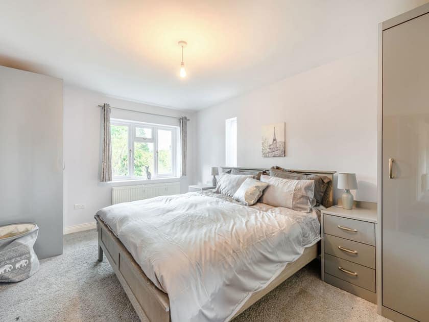 Double bedroom | Farm Way, Northwood, near London