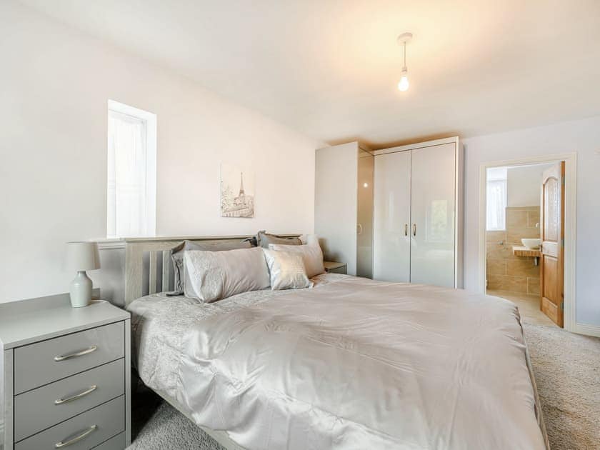 Double bedroom | Farm Way, Northwood, near London