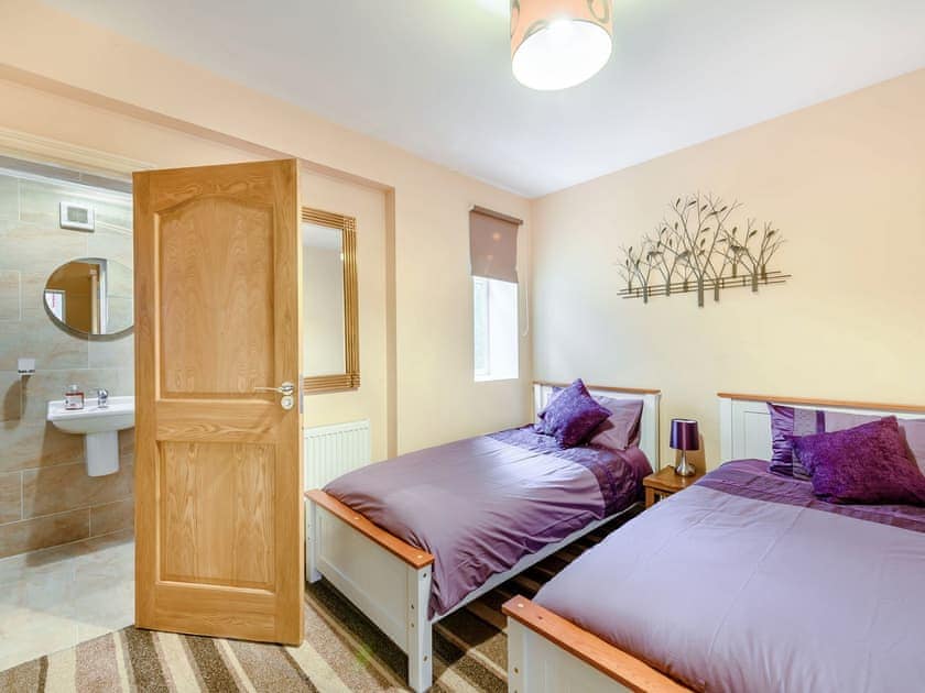 Twin bedroom | Farm Way, Northwood, near London