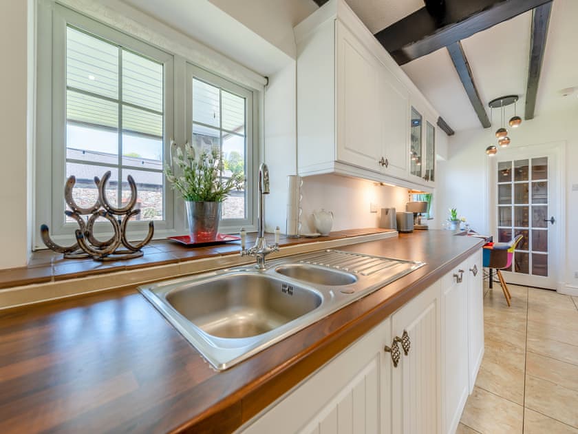 Kitchen/diner | Bronyn Cottage - Bronyn Farm, Ferryside, near Carmarthen