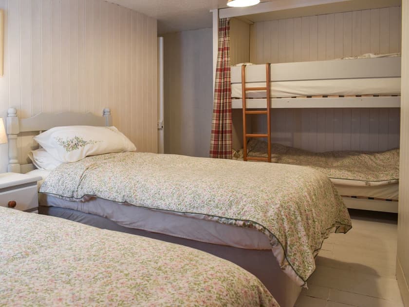 Twin bedroom | Zion Cottage, Goran Haven, near St Austell