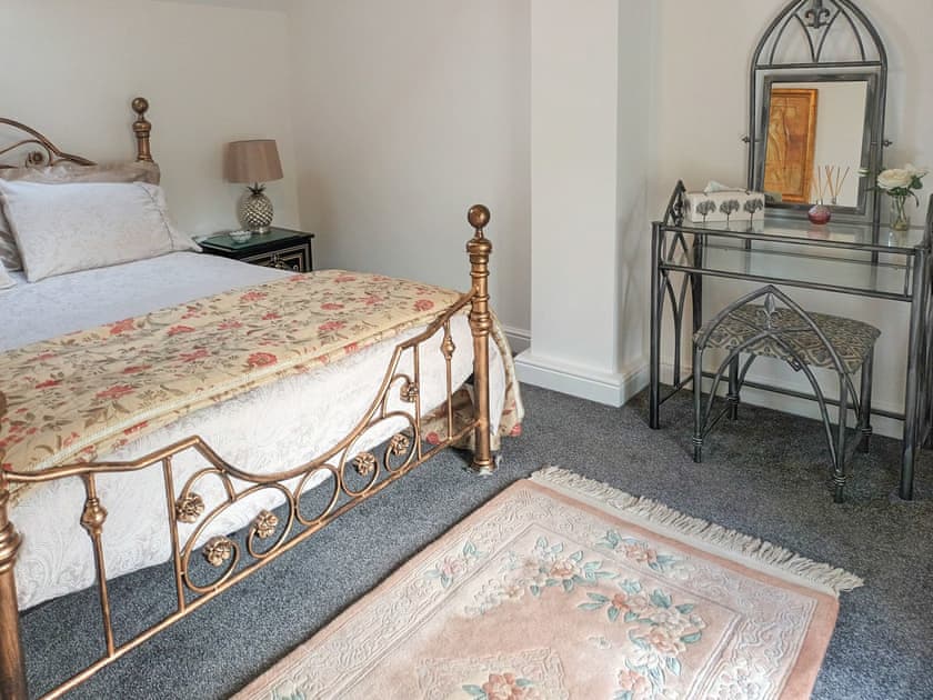 Double bedroom | Honeymead Cottage, Bitton
