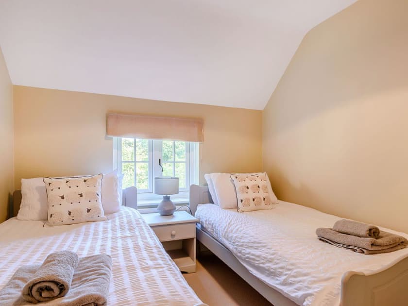 Twin bedroom | Comptons Oast, Frant