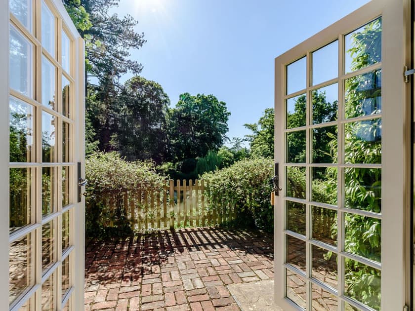 Patio | Comptons Oast, Frant
