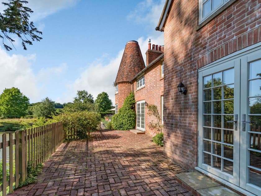 Patio | Comptons Oast, Frant