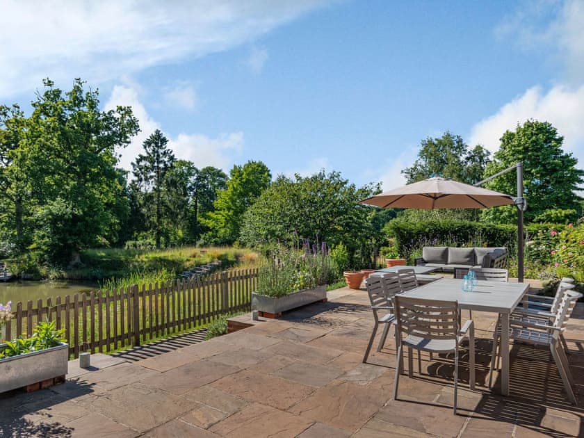 Patio | Comptons Oast, Frant