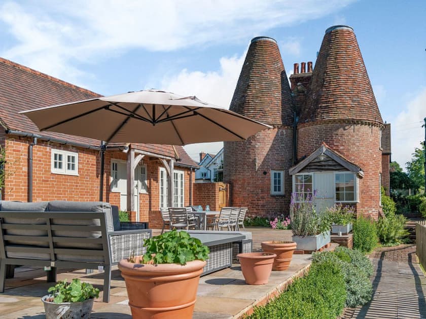 Patio | Comptons Oast, Frant