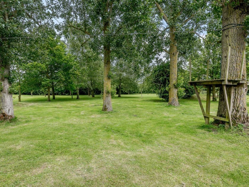 Garden and grounds | Coach House, Coachman’s Cottage - Yaxley Manor Cottages, Yaxley near Eye