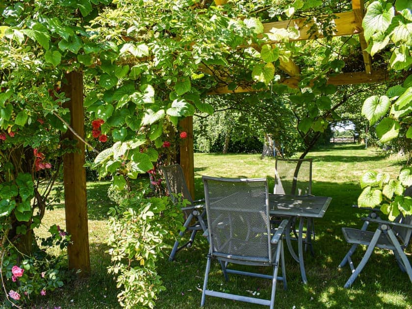 Garden and grounds | Coach House, Coachman’s Cottage - Yaxley Manor Cottages, Yaxley near Eye