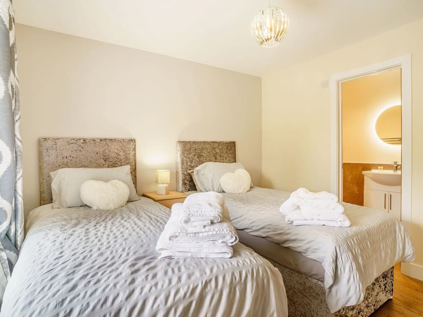 Twin bedroom | Penlon Cwrws, Henllan