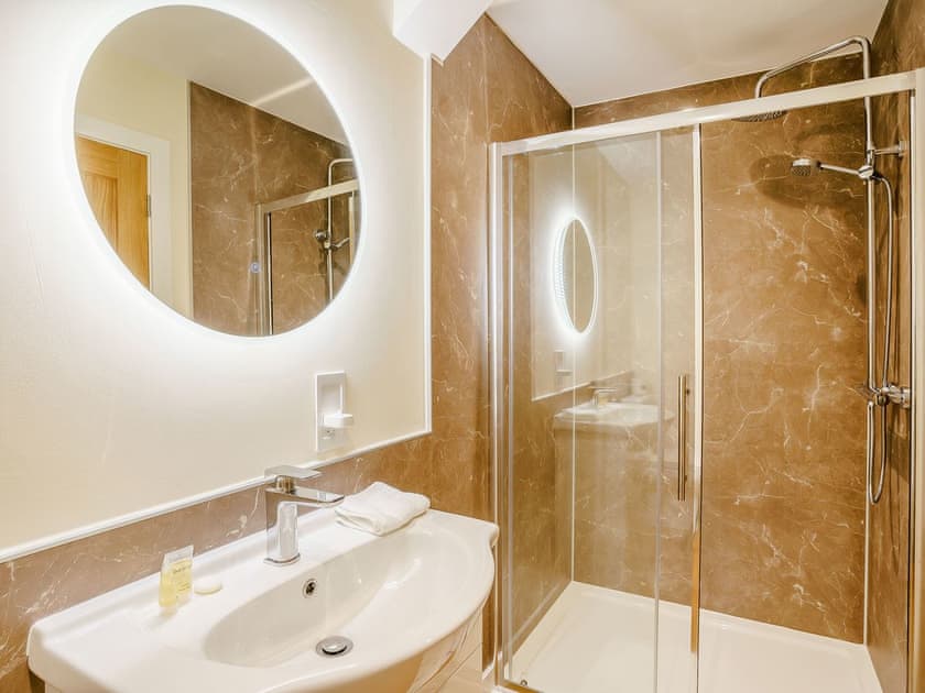 En-suite | Penlon Cwrws, Henllan
