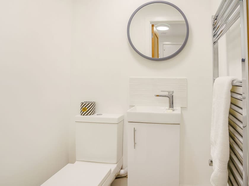 Bathroom | Penlon Cwrws, Henllan