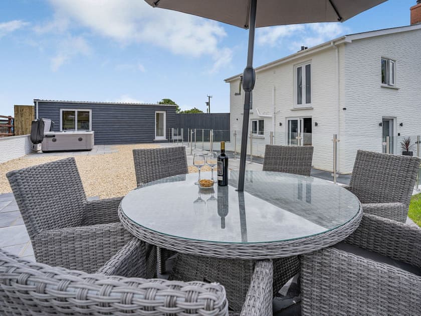 Sitting-out-area | Penlon Cwrws, Henllan