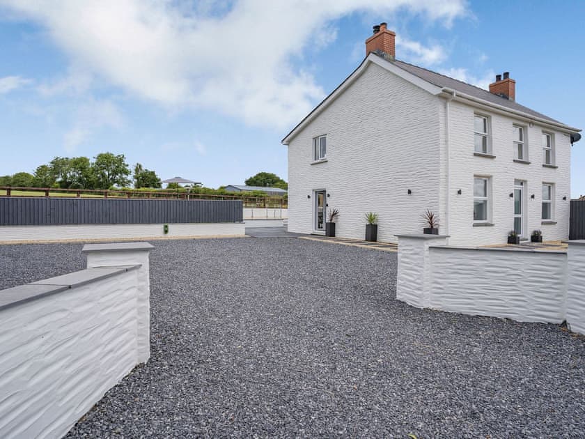 Exterior | Penlon Cwrws, Henllan