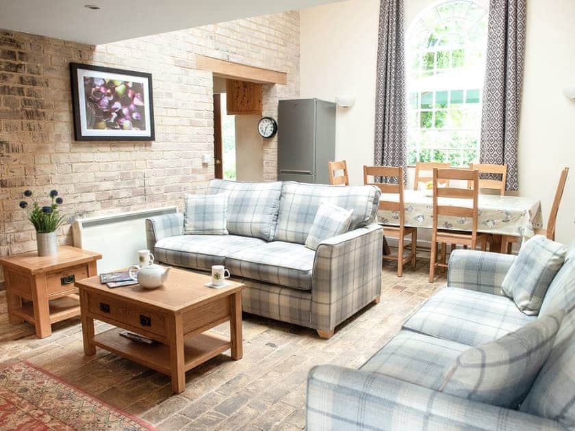 Living room/dining room | Stearn Cottage - Stowlangtoft Estate, Bury St. Edmunds